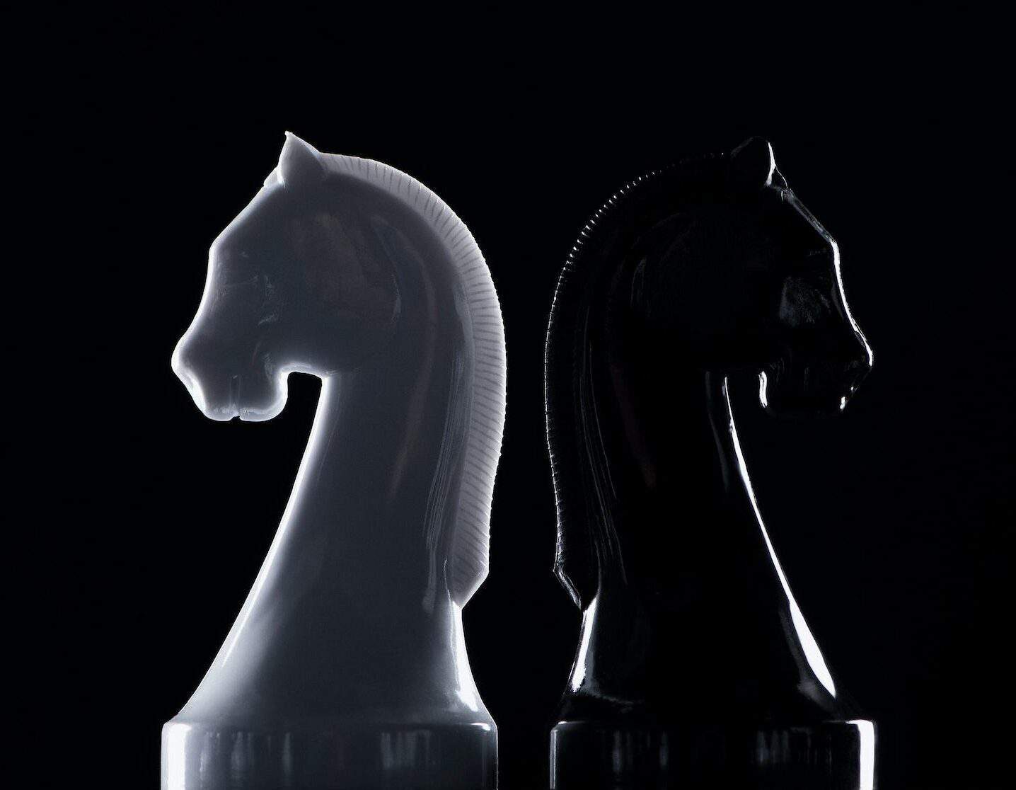 silhouettes of white and black chess knights isolated on black business concept e1687039337724 | Assessoria Araramax